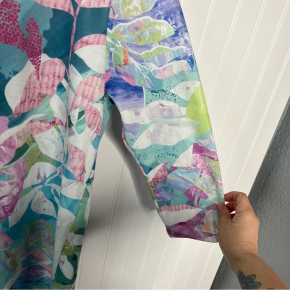 Soft Surroundings Top Small Floral Tropical Multicolor V-neck 3/4 Sleeve Shirt - Picture 5 of 10